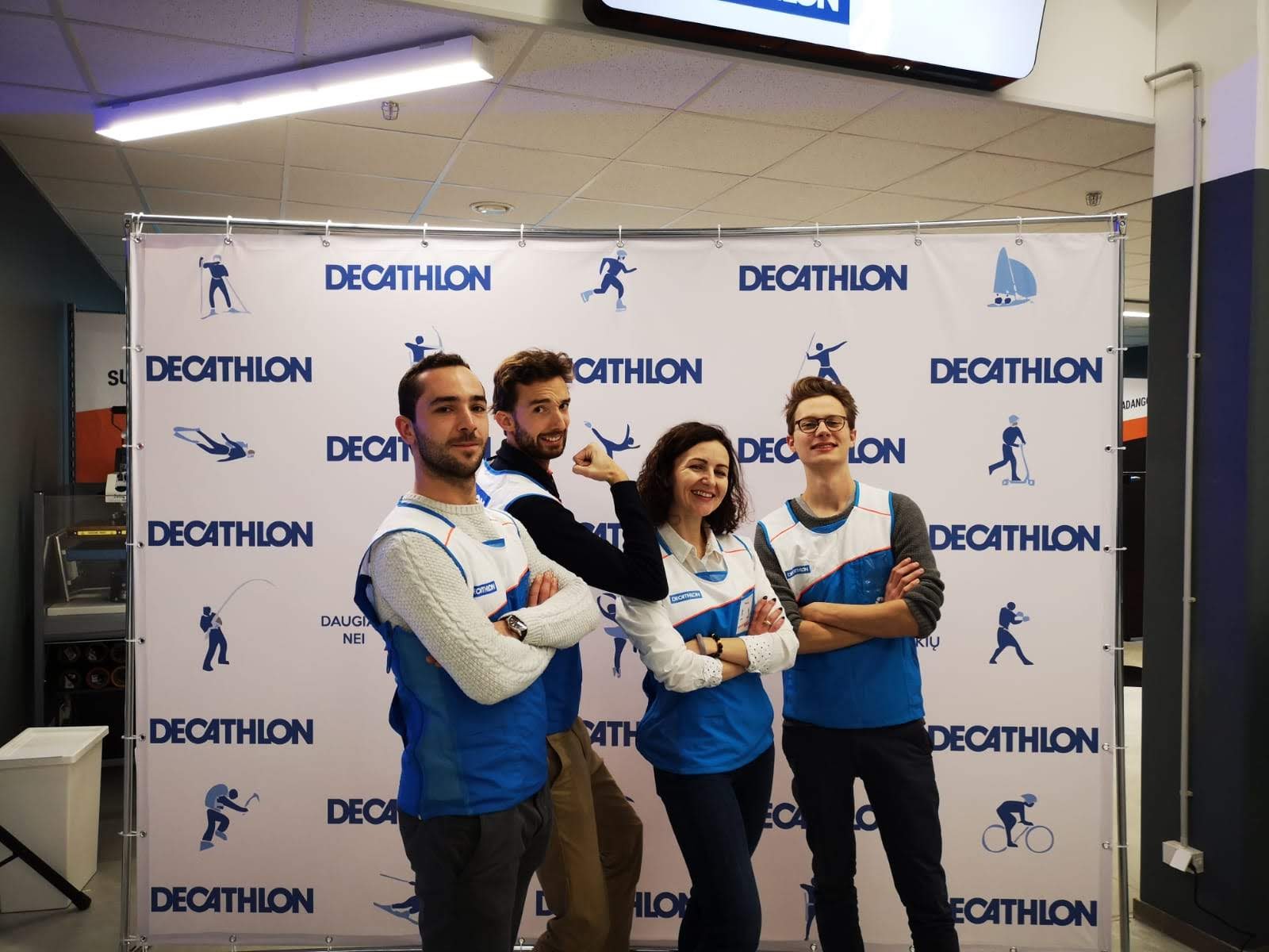 Photo de l'équipe de Décathlon à l'ouverture du magasin de Vilnius, Littuanie