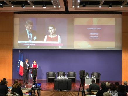 Photo de Virginie Seghers et Xavier Delsol au pupitre sur la scène de conférence de Bercy
